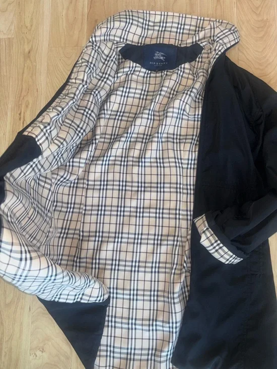 Burberry Black Spring Coat with Beige Check Lining - Picture 7 of 8
